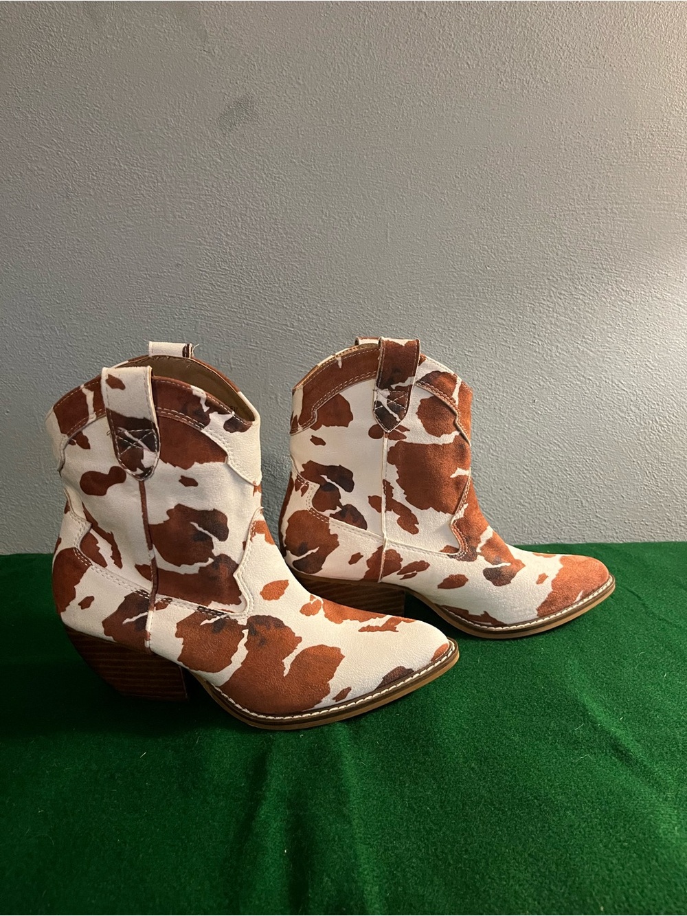 NWOT!! Sz. 7 🐮COW PRINT BOOTS! Adorable! White and brown.